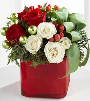 Noel Bouque with red and white roses for holidays.PNG