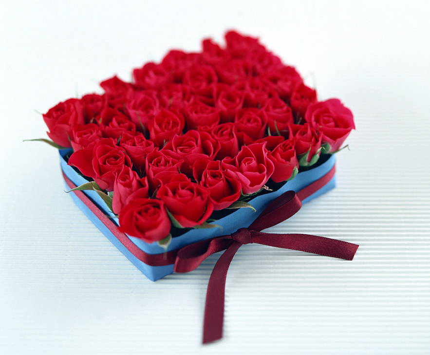 Fashion valentine arrangement with small red roses.PNG