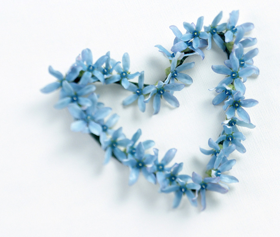 Heart shape valentine flowers with blue flwoers.PNG