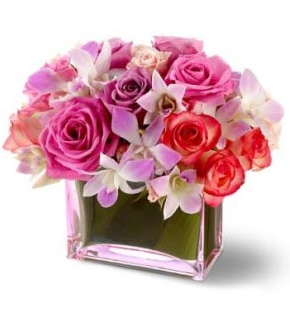 Light flowers valentines day with glass vase.PNG