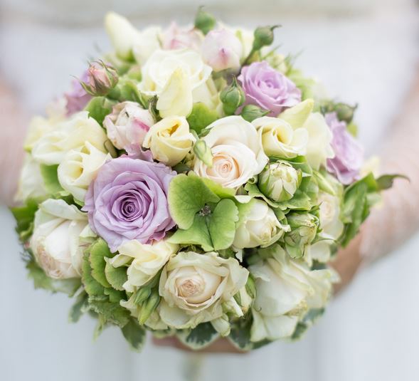 Cream white roses with purple roses wedding bouquet pictures.JPG