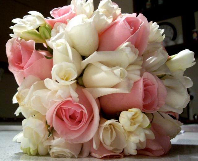 White and pink wedding bouquets pictures.JPG