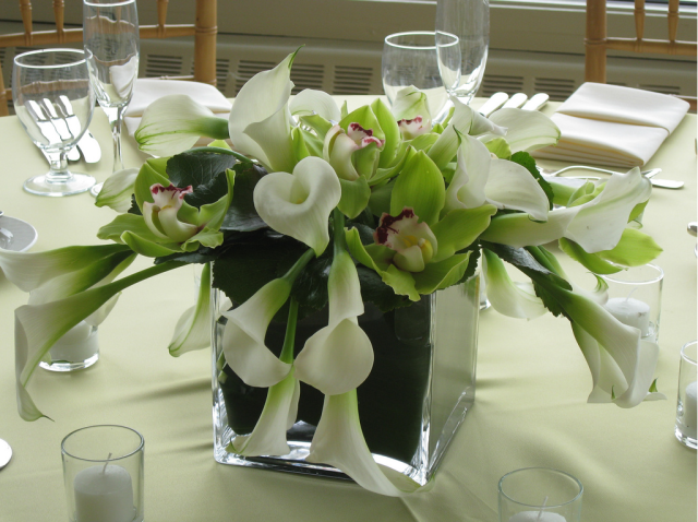 White lilies centerpiece for weddings.PNG