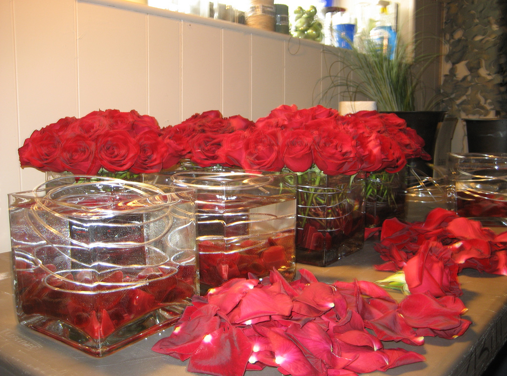 Red rose short wedding centerpieces photos.PNG