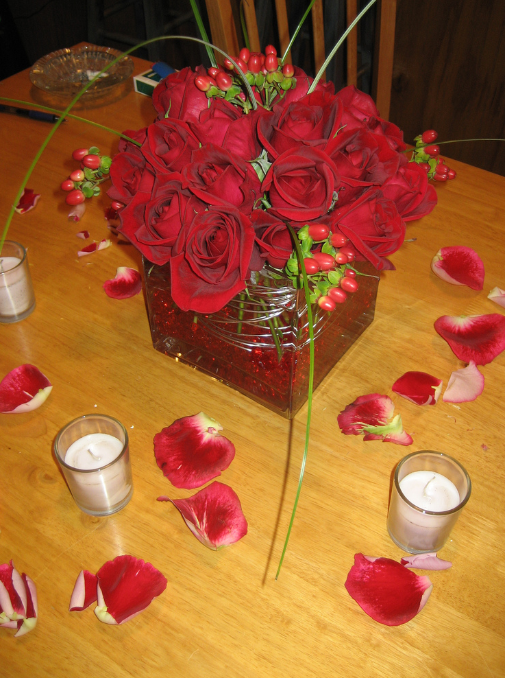 Red rose square short wedding centerpiece picture.PNG