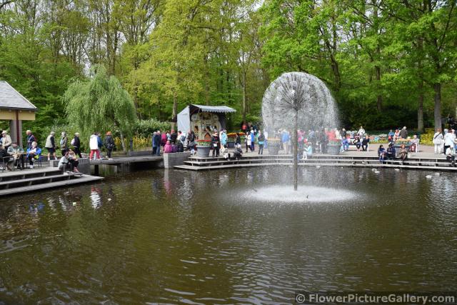 Keukenhof Fountain at Main Entrance Area.jpg