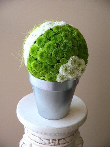 Trendy wedding centerpiece 2015 pictures with red and white flowers.PNG