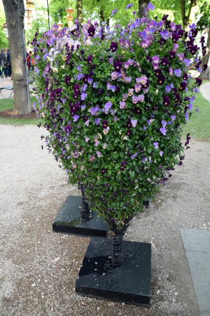 Heart-Shaped Flower Arrangement Stand @ Tivoli Gardens.jpg