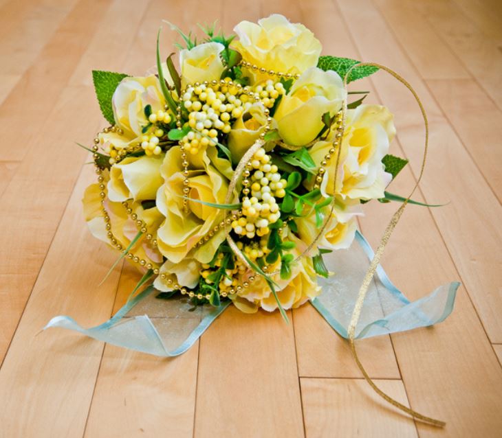 Fancy bridal bouquet with light yellow roses.JPG