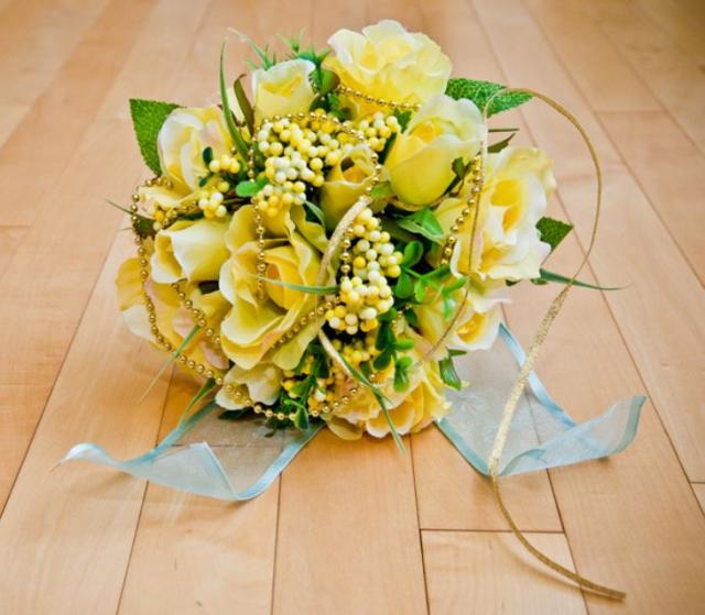 Fancy bridal bouquet with light yellow roses.JPG