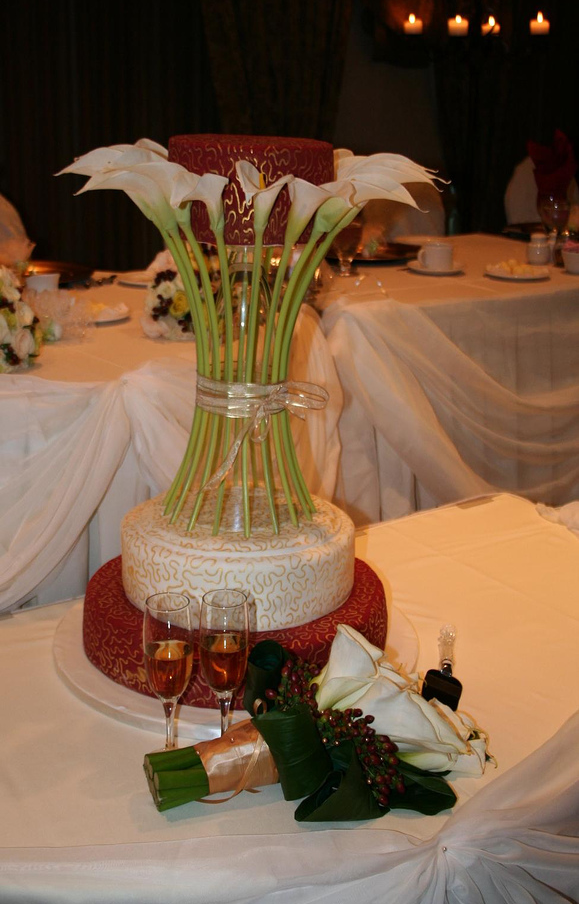 Wedding cake with white lilies flowers and bridal bouquet.PNG