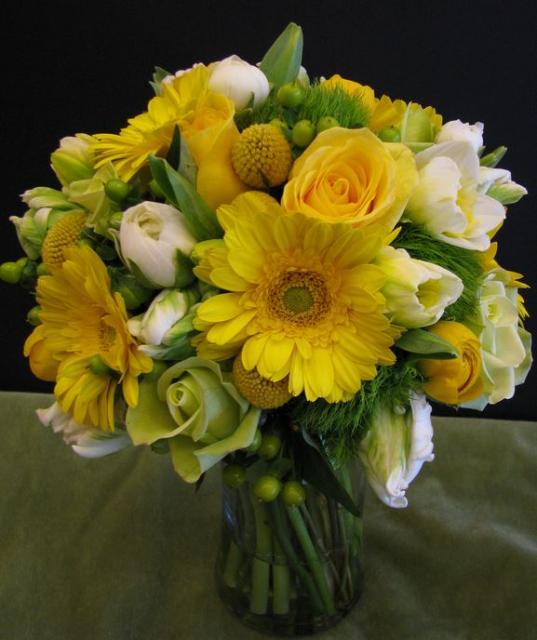 White and Yellow flowers wedding centerpiece pictures.JPG