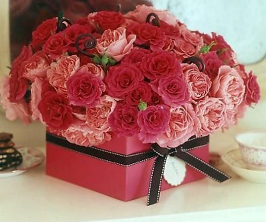 Trendy valentines days gift box with roses