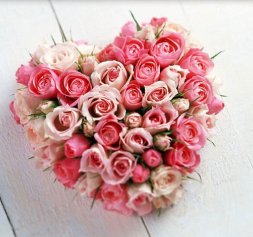 Valentines day flowers gift ideas with heart shape centerpiece