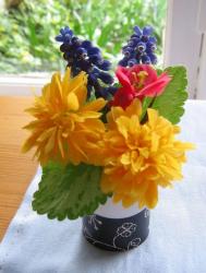 Beautiful spring flowers arrangement picture