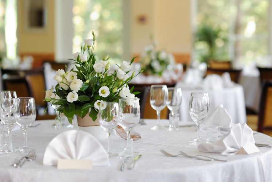 Simple yet pretty wedding arrangement with white flowers