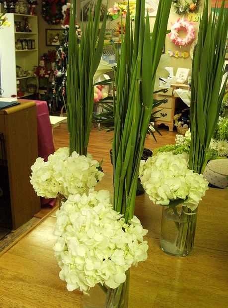 Affortable wedding arrangements with white flowers