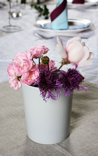 Cheap wedding centerpiece in white ceramic vase