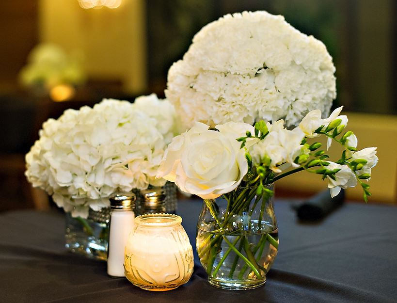 Classy wedding centerpieces with beautiful white flowers