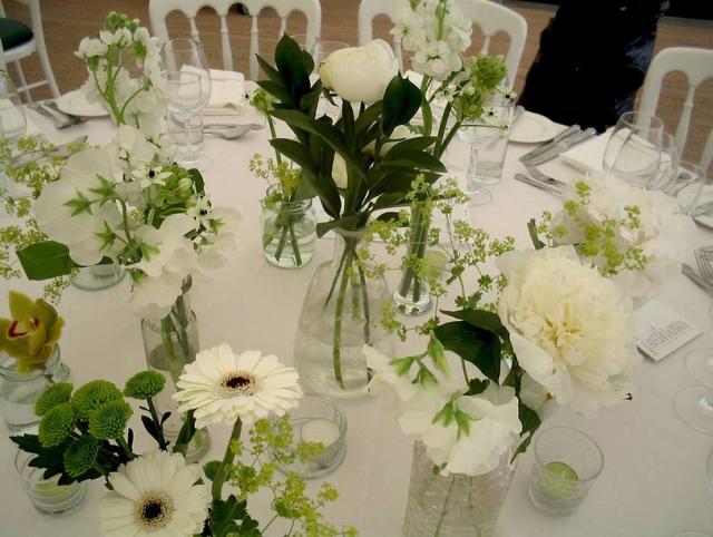 Creative and cheap wedding arrangement ideas with small centerpieces