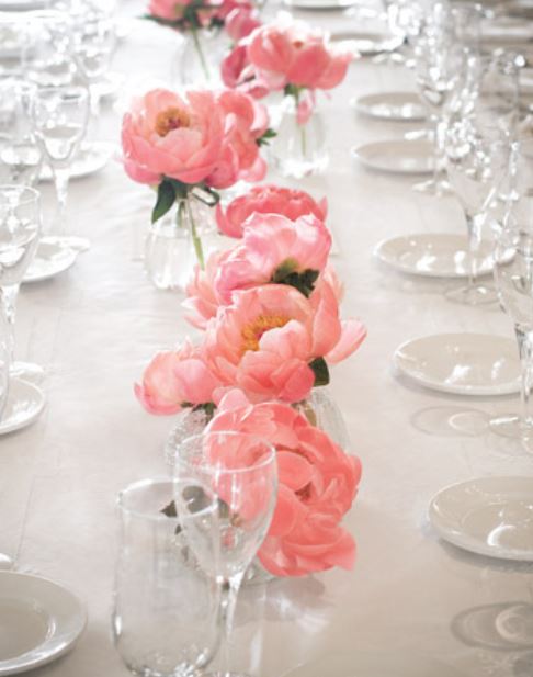 Trendy wedding table decoration with beautiful big flowers