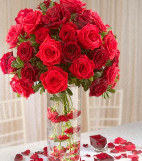 Romantic wedding centerpiece with beuatiful red roses