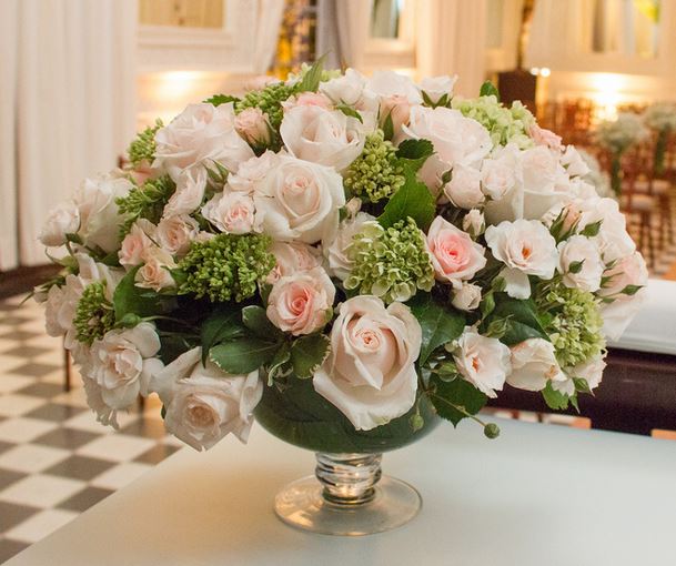 Elegant Wedding Centerpiece with Cream Roses