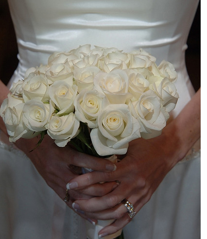 Simple white roses trendy bride bouquet pictures.PNG