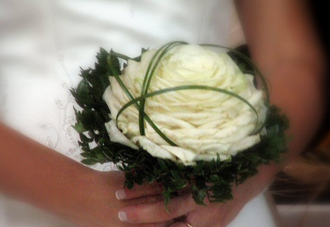 Big single flower bouqet for weddings.PNG