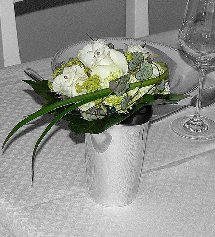 White flowers classicelegant stylish wedding centerpiece pictures.PNG