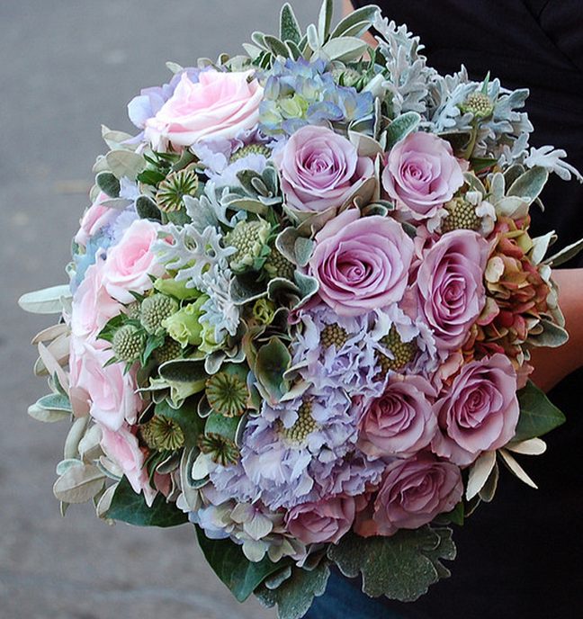 Wedding flowers ideas pictures of a big bridal bouquet.PNG