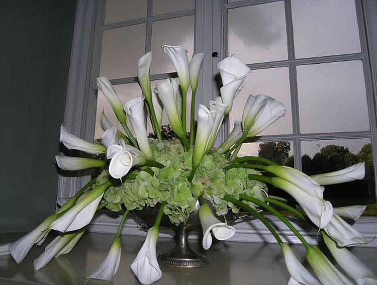 White lilies big wedding centerpiece pictures.PNG