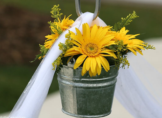 Yellow daisies flowers center piece pictures.PNG