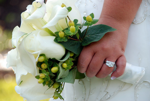 White small bridal bouquet pictures.PNG
