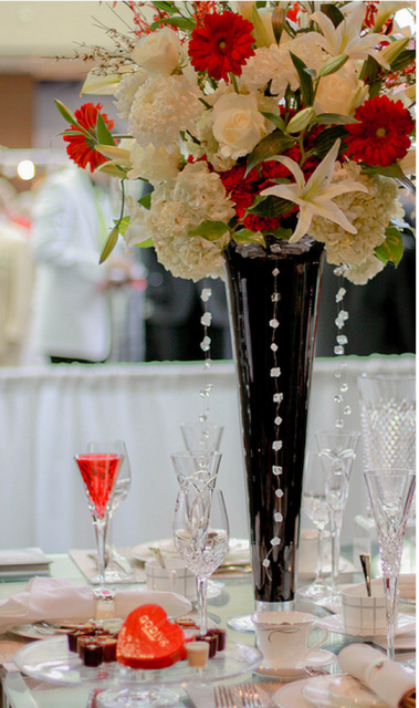 White and red flowers wedding table arrangment pictures.PNG