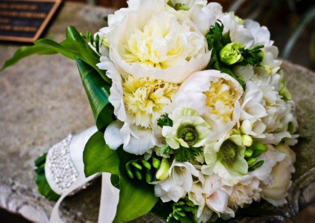 Chic white wedding bouquet photo.PNG