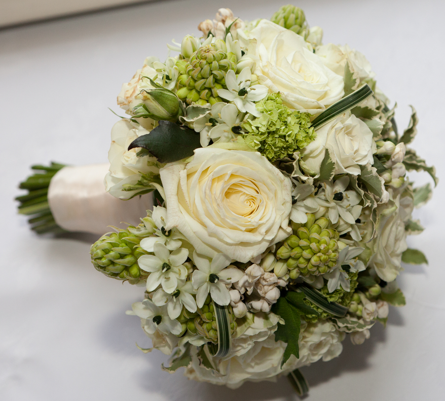 Green and white flowers bouquet for brides.PNG