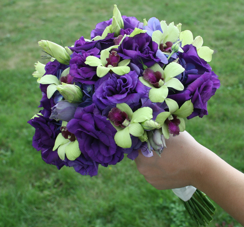 Dark purple flowers weddingbouquet with green flowers.PNG