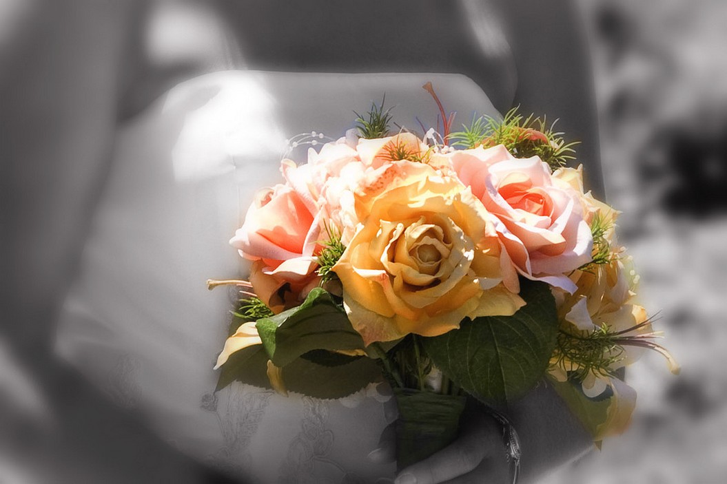 roses in yellow and peach wedidng flowers.jpg