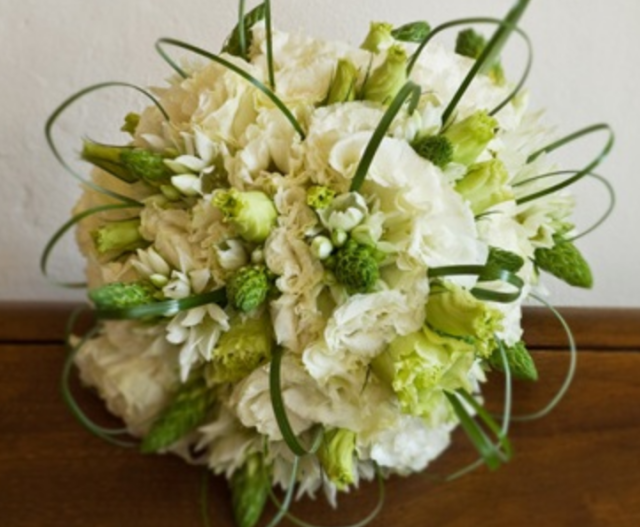 modern white bouquet.PNG