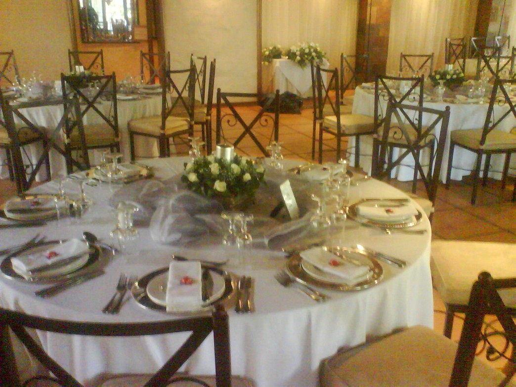 wedding flowers center pieces with white roses.jpg