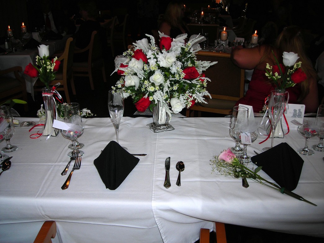 picture of Center piece on the wedding party table.jpg
