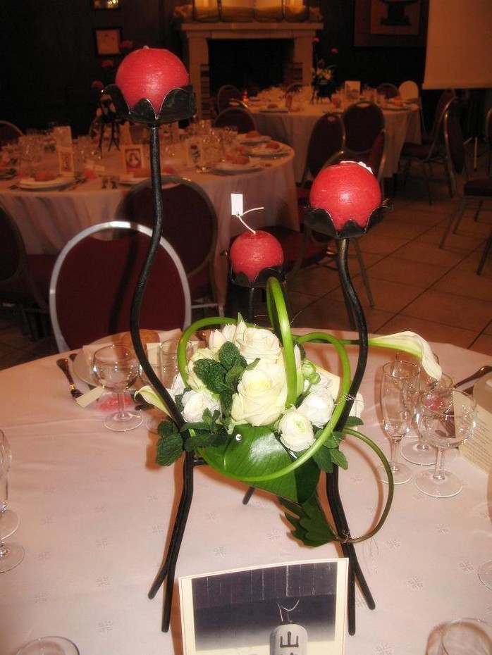 wedding center pieces candles in red and white flowers.jpg