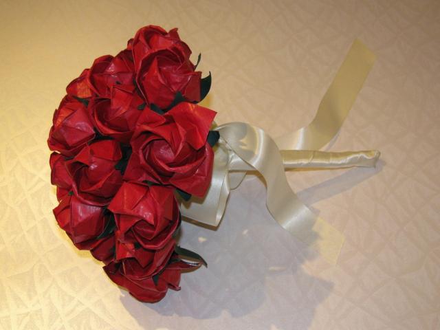 Origami wedding bouquet with red roses pictures.jpg