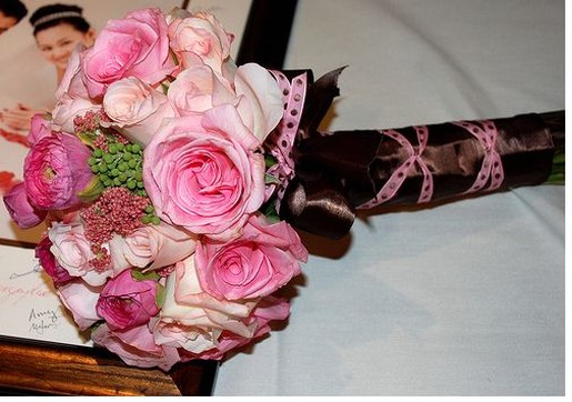 Pink roses brides bouquet photos.jpg